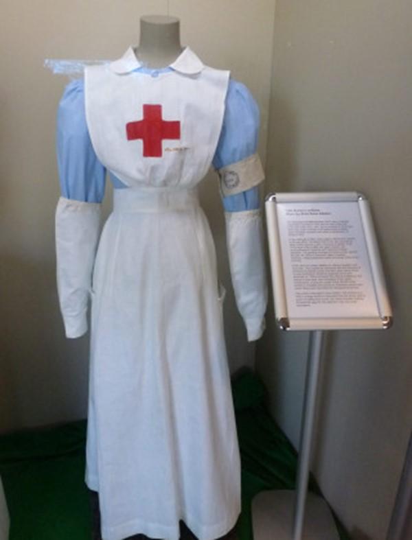 http://www.voluptuousvintage.com/cdn/shop/articles/nursing-uniforms-past-and-present-a-brief-look-at-the-history-of-nursing-fashion-580117_1200x1200.jpg?v=1634223046